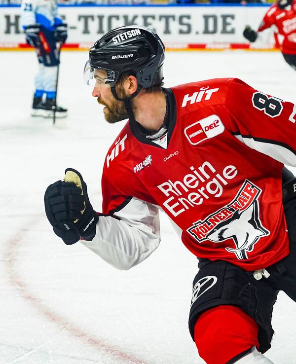 Haie-Profi Alexandre Grenier jubelt und ballt die Faust.