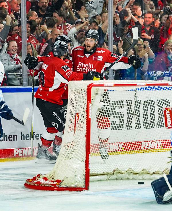 Die Profis der Kölner Haie jubeln.