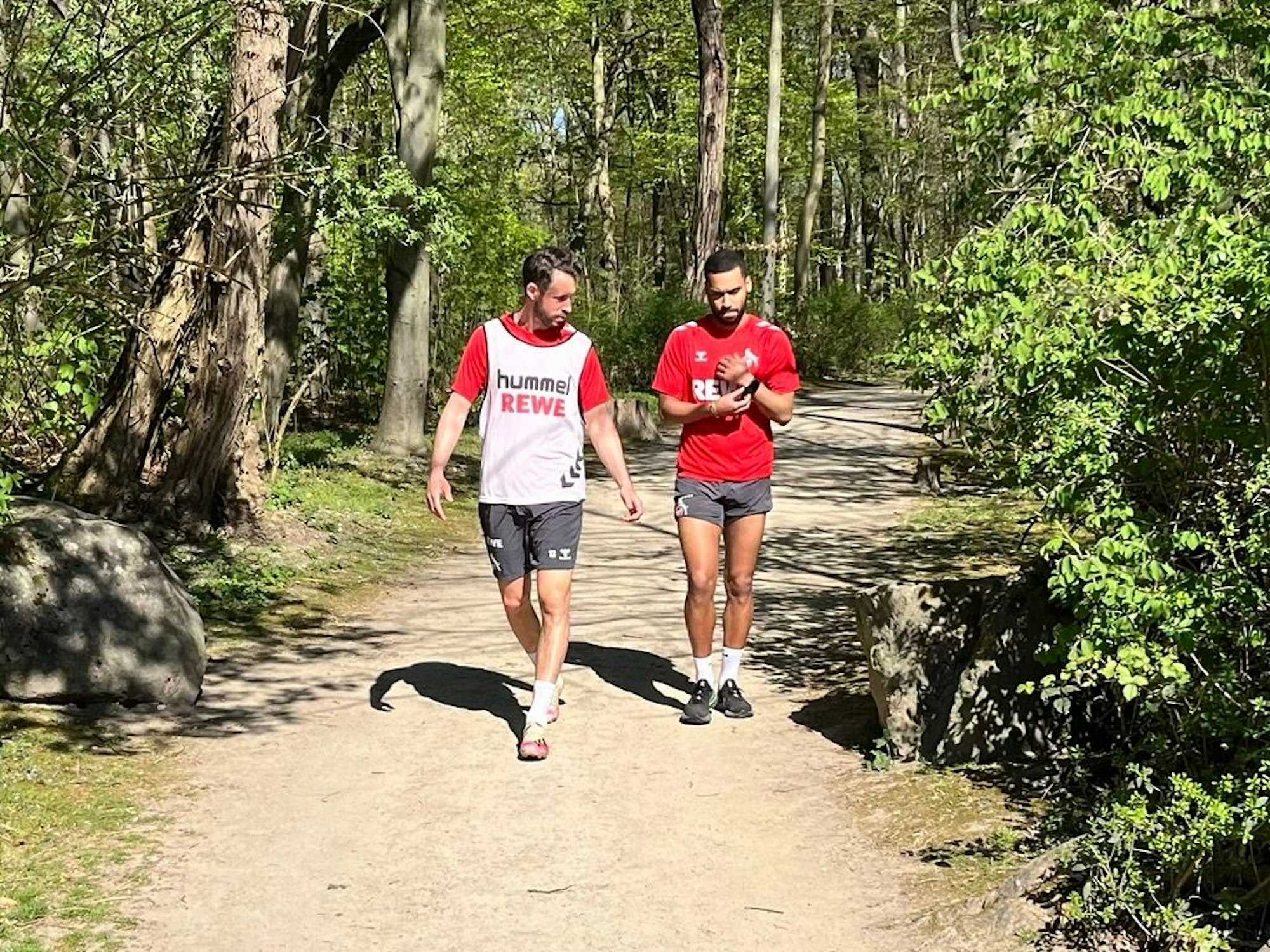 Mark Uth und Linton Maina beim Lauftraining.