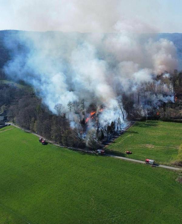 Das Foto der Freiwilligen Feuerwehr Overath zeigt die Dimensionen des Waldbrandes, der am Freitag (4. April 2025) mithilfe der Kölner Feuerwehr gelöscht werden konnte.