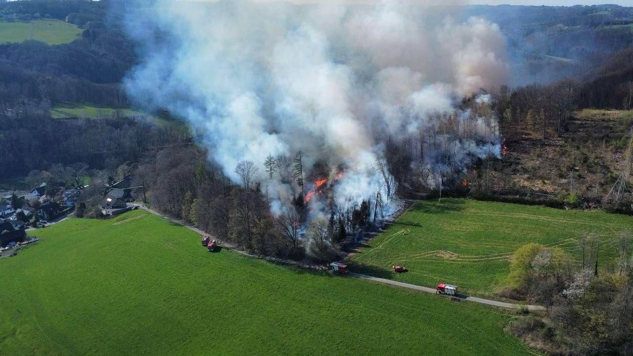 Das Foto der Freiwilligen Feuerwehr Overath zeigt die Dimensionen des Waldbrandes, der am Freitag (4. April 2025) mithilfe der Kölner Feuerwehr gelöscht werden konnte.