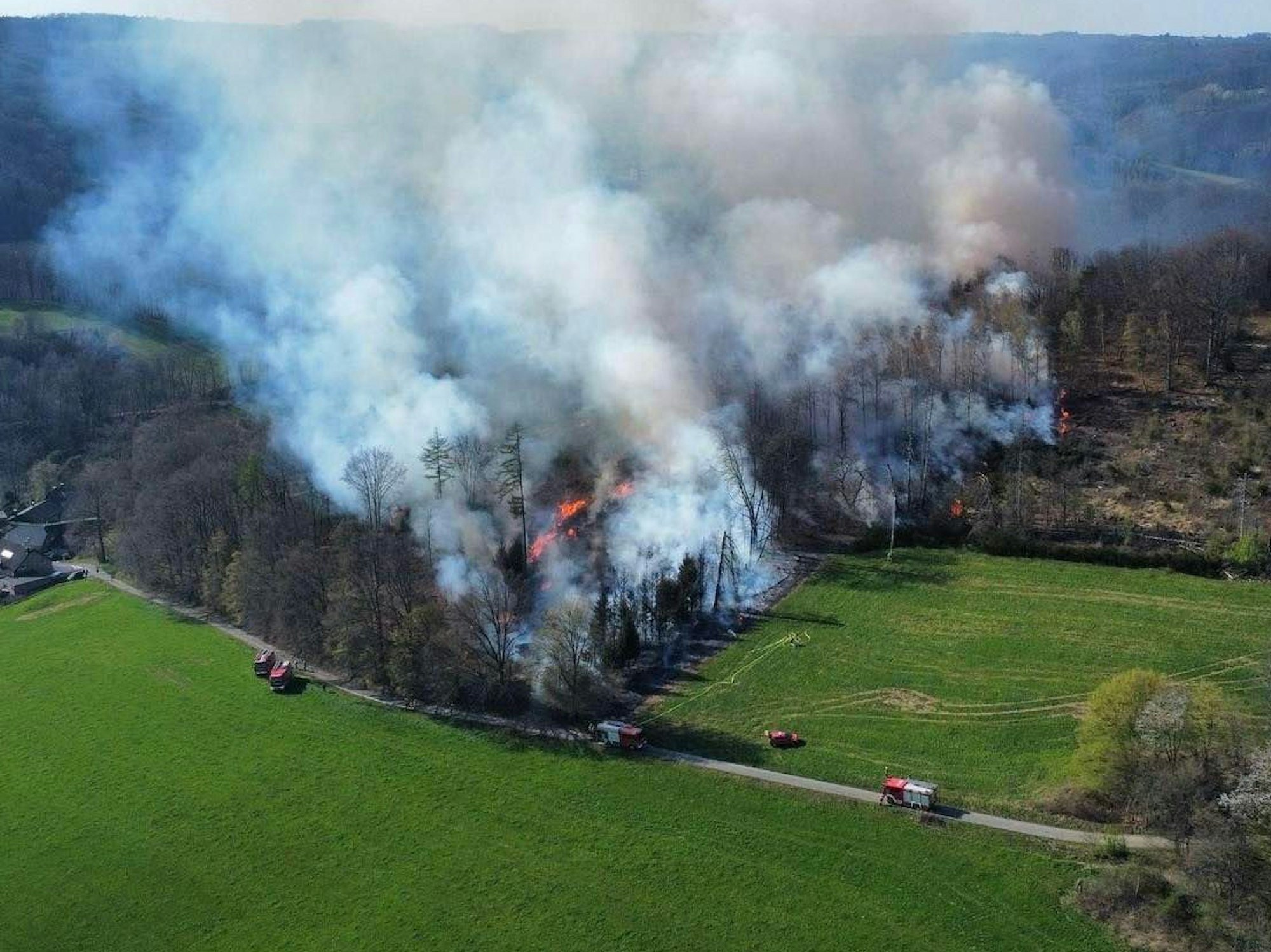 Das Foto der Freiwilligen Feuerwehr Overath zeigt die Dimensionen des Waldbrandes.
