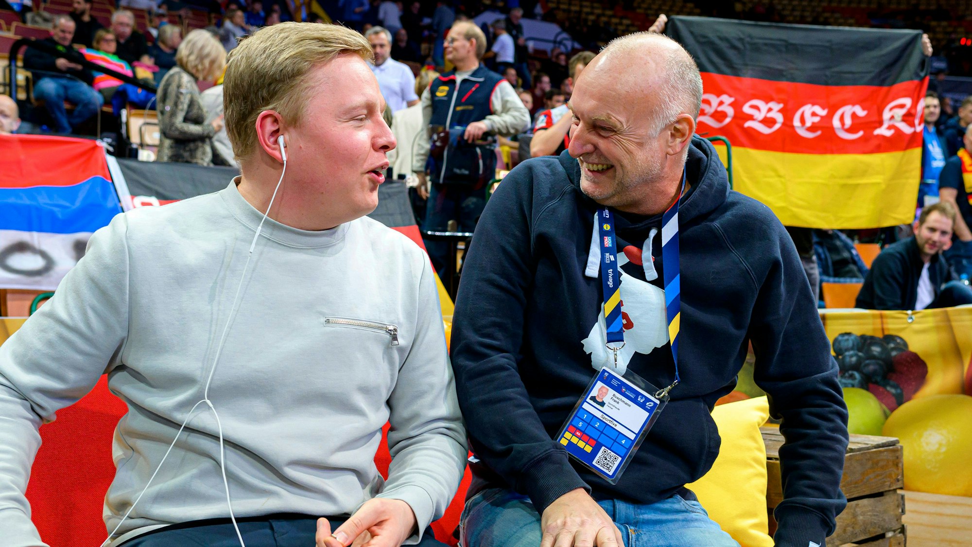 Florian Schmidt-Sommerfeld und Frank Buschmann im Januar 2023 bei der Handball-WM auf der Tribüne.