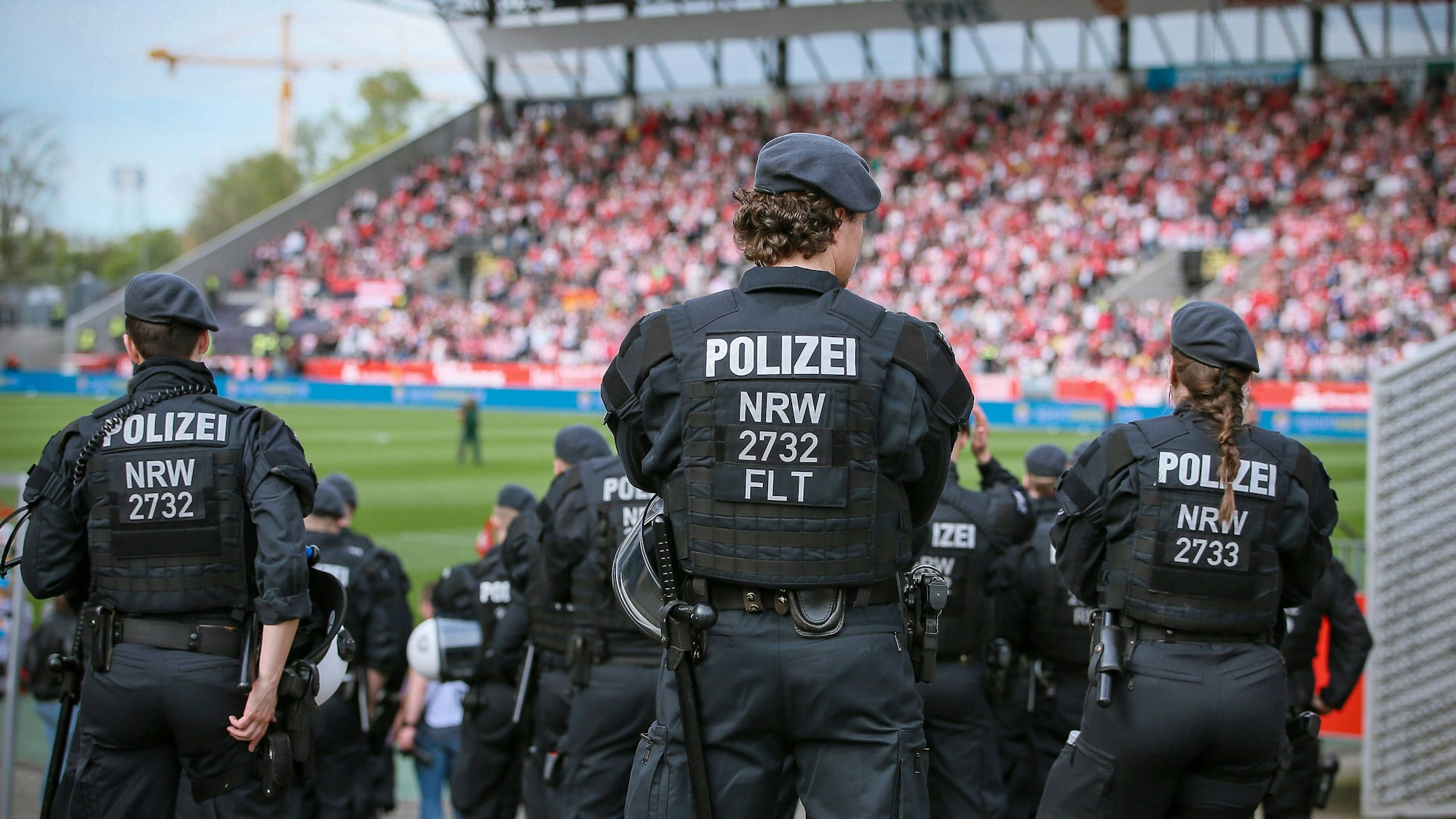 Einsatzkräfte der Polizei im Stadion in Essen