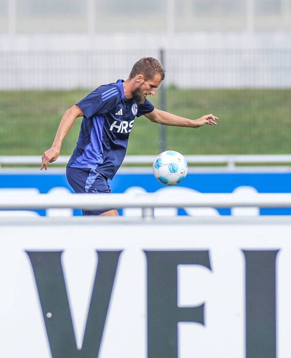 Dominick Drexler trainiert bei Schalke 04 individuell.