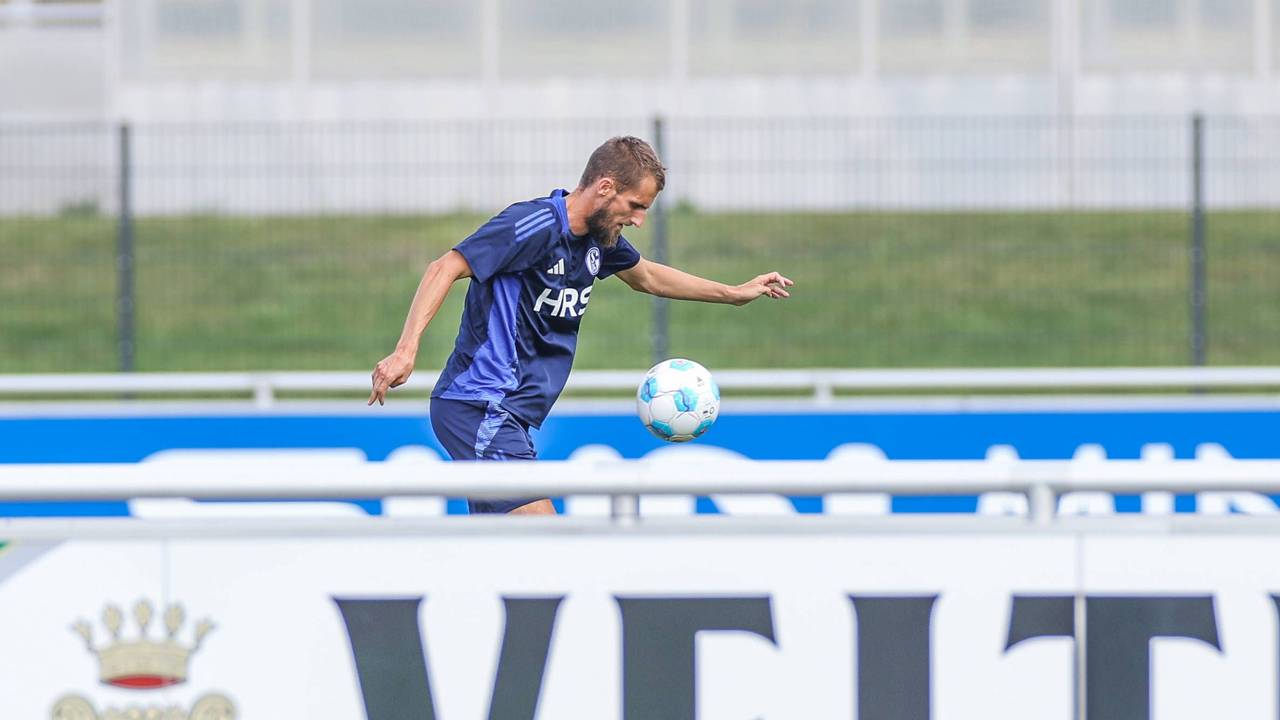 Dominick Drexler trainiert bei Schalke 04 individuell.