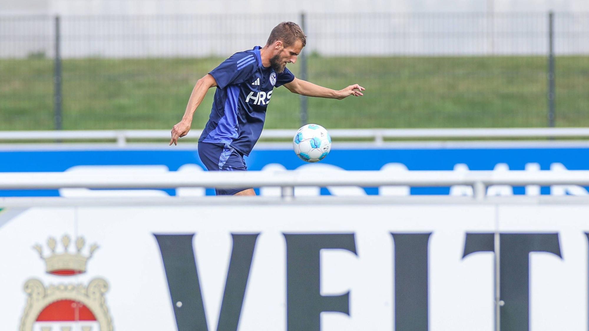 Dominick Drexler trainiert bei Schalke 04 individuell.