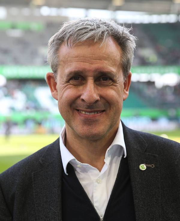 Pierre Littbarski steht in der Volkswagen Arena in Wolfsburg.