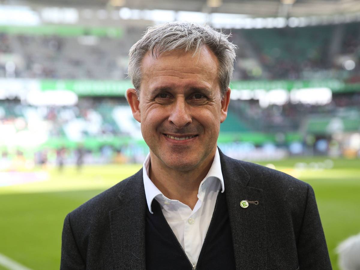 Pierre Littbarski steht in der Volkswagen Arena in Wolfsburg.