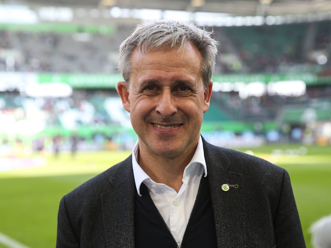 Pierre Littbarski steht in der Volkswagen Arena in Wolfsburg.