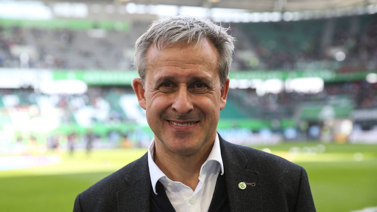 Pierre Littbarski steht in der Volkswagen Arena in Wolfsburg.