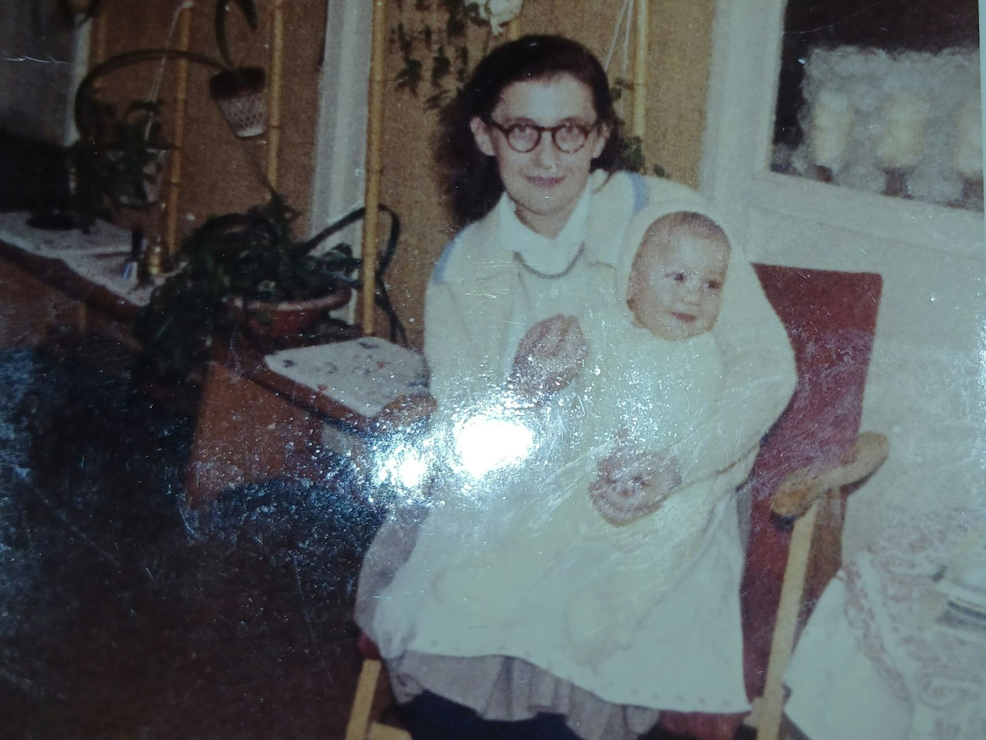 Eine Frau hält ein Baby auf dem Schoß.