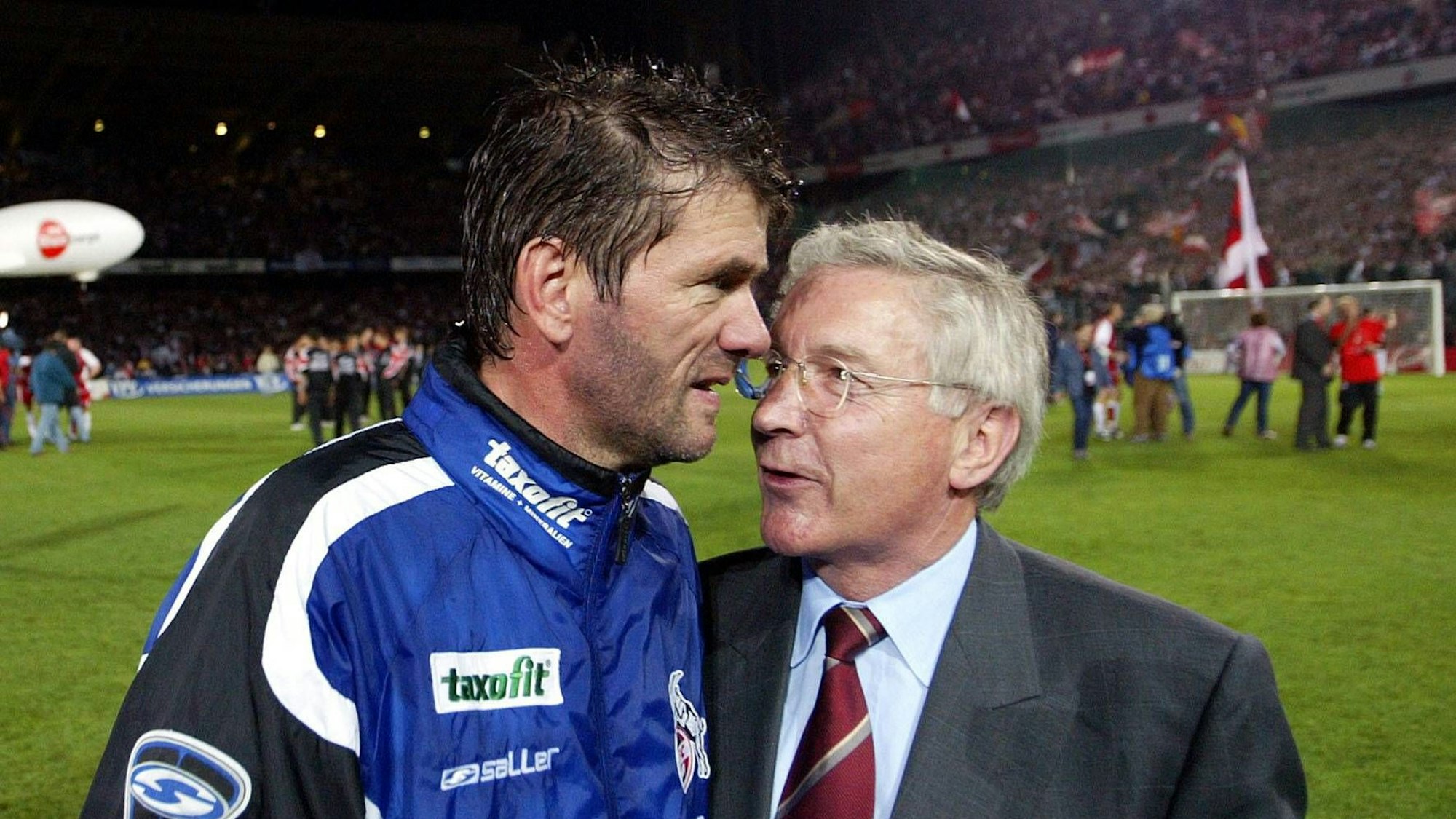 Friedhelm Funkel spricht nach dem Aufstieg mit dem 1. FC Köln mit dem damaligen Präsidenten Albert Caspers.