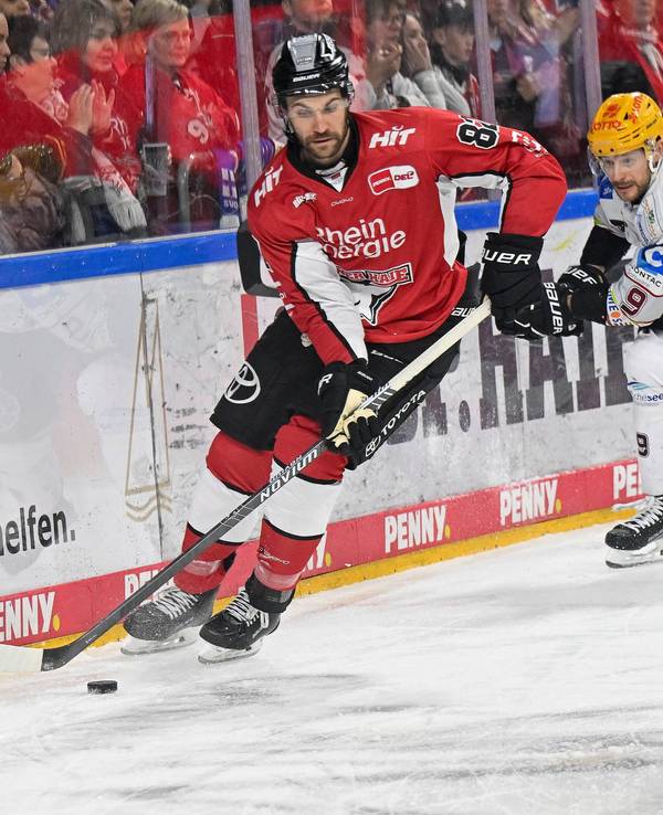 Alexandre Grenier im Playoff-Spiel der Kölner Haie gegen Bremerhaven mit dem Puck am Schläger.