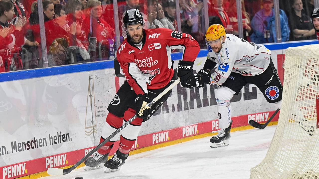 Alexandre Grenier im Playoff-Spiel der Kölner Haie gegen Bremerhaven mit dem Puck am Schläger.