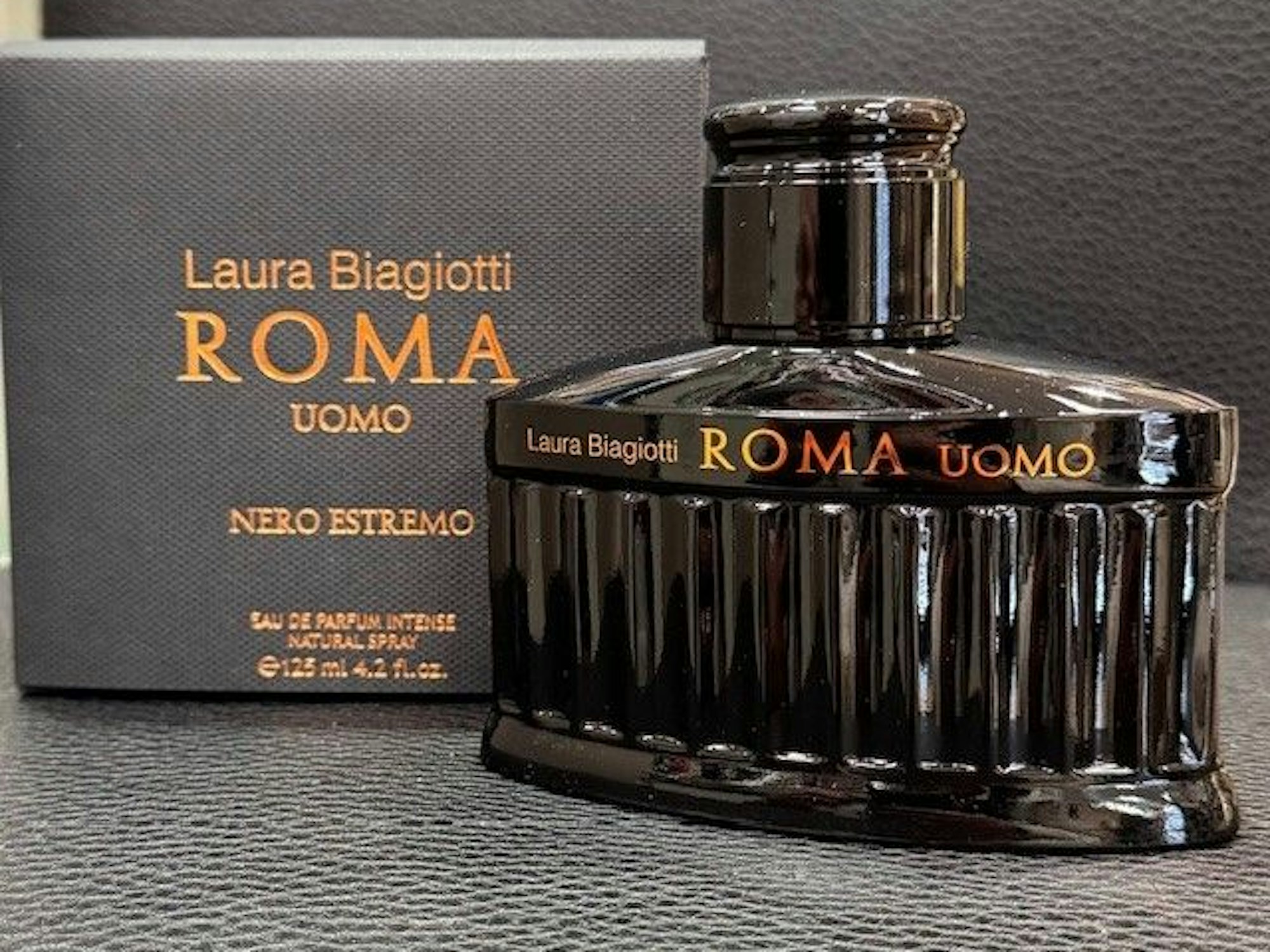 Roma Uomo Nero Estremo Eau de Parfum Intense von Laura Biagiotti
Roma (40 ml, 65 Euro)
