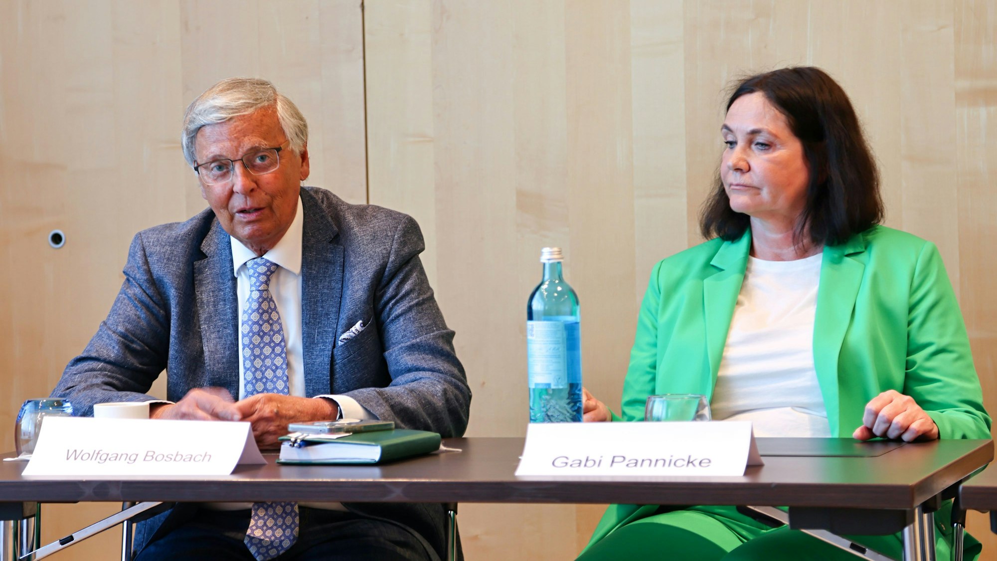 Wolfgang Bosbach und Gabi Pannicke bei der Pressekonferenz.