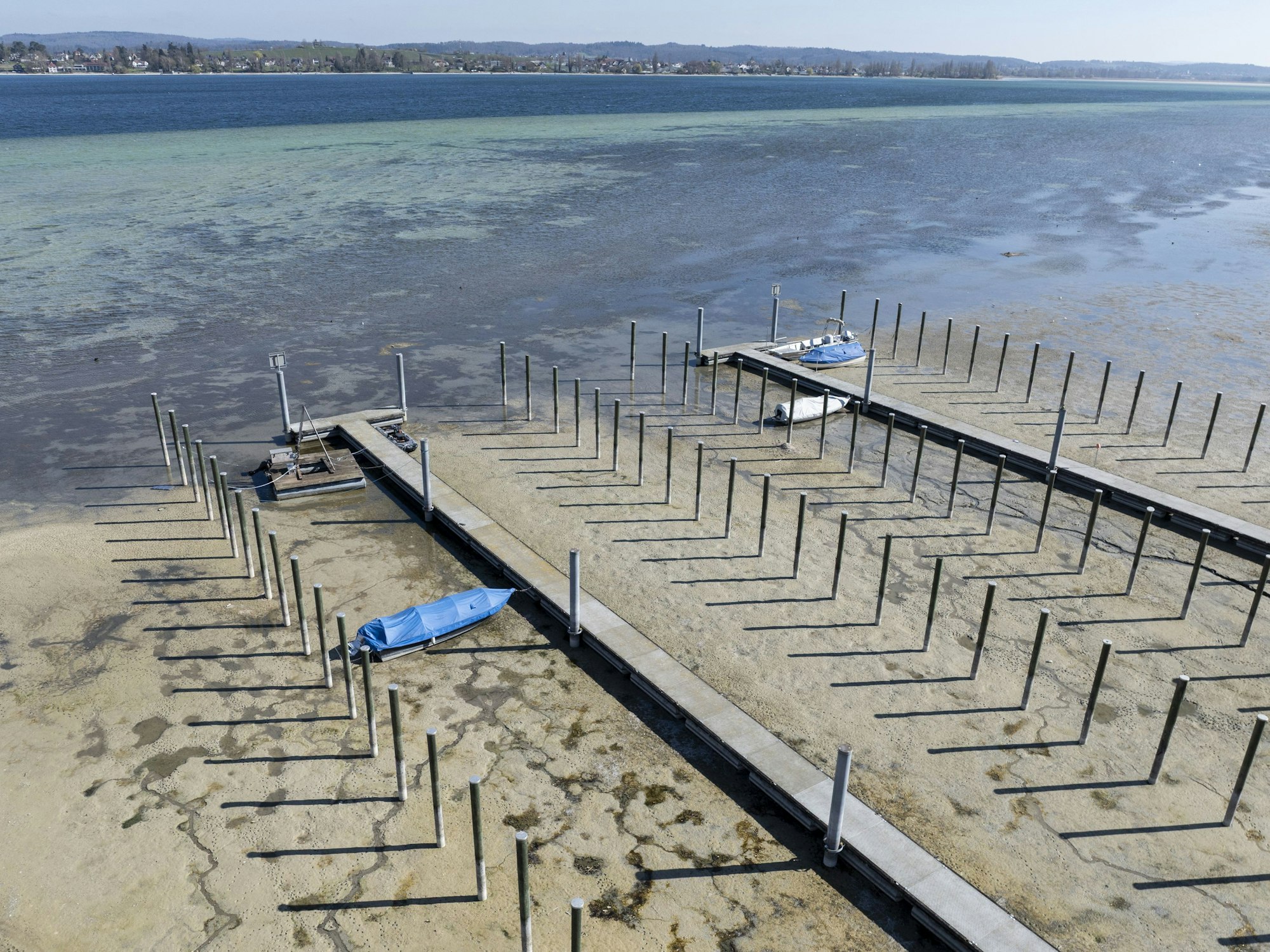 Im westlichen Teil des Bodensees ist der Wasserstand wegen anhaltender Trockenheit extrem niedrig.