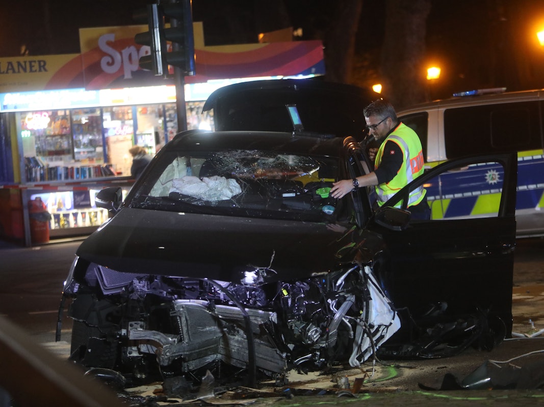 Ein kaputtes Auto auf den Ringen.