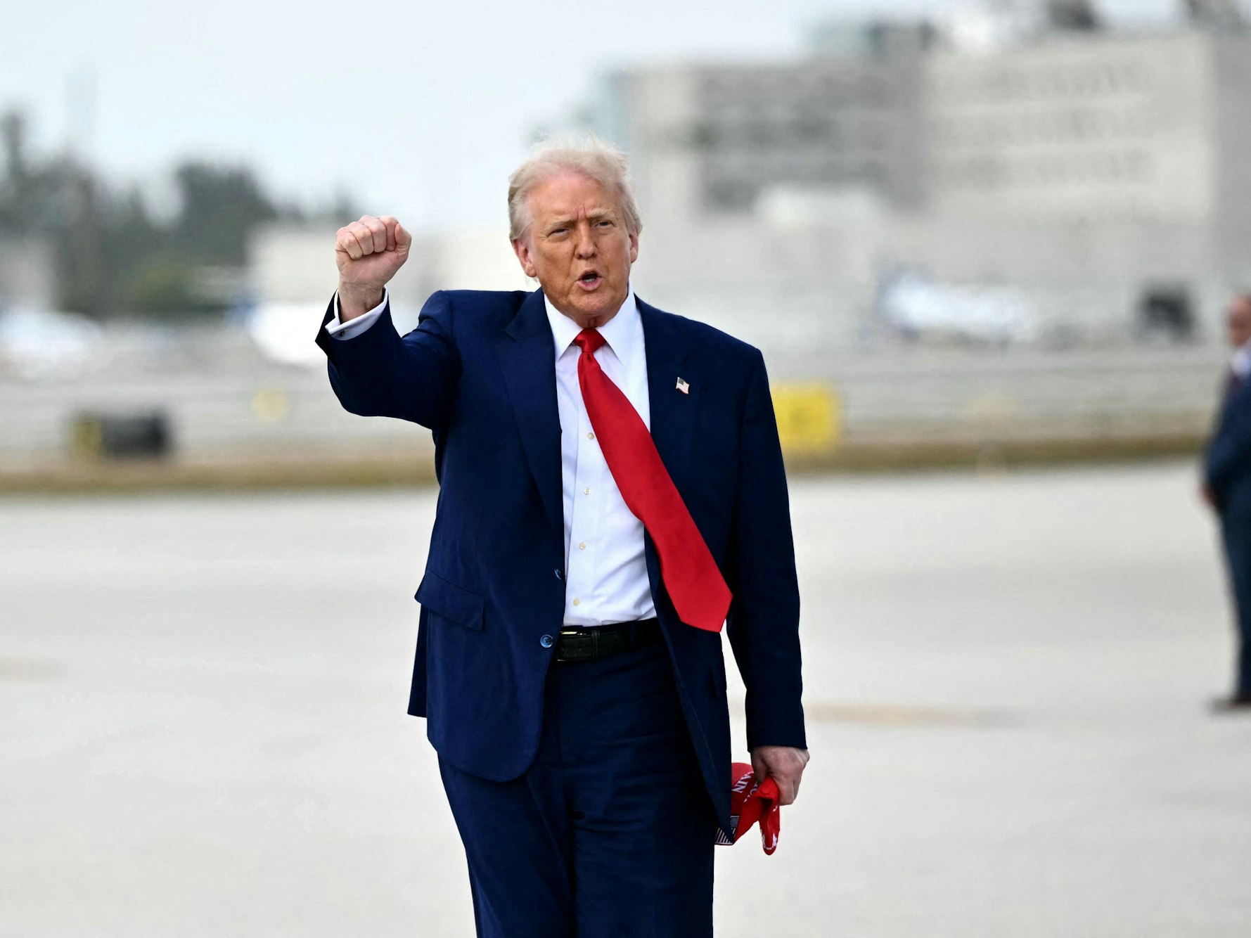 Die Zölle von US-Präsident Donald Trump (hier am 3. April in Miami) treffen auch kleinere deutsche Betriebe.