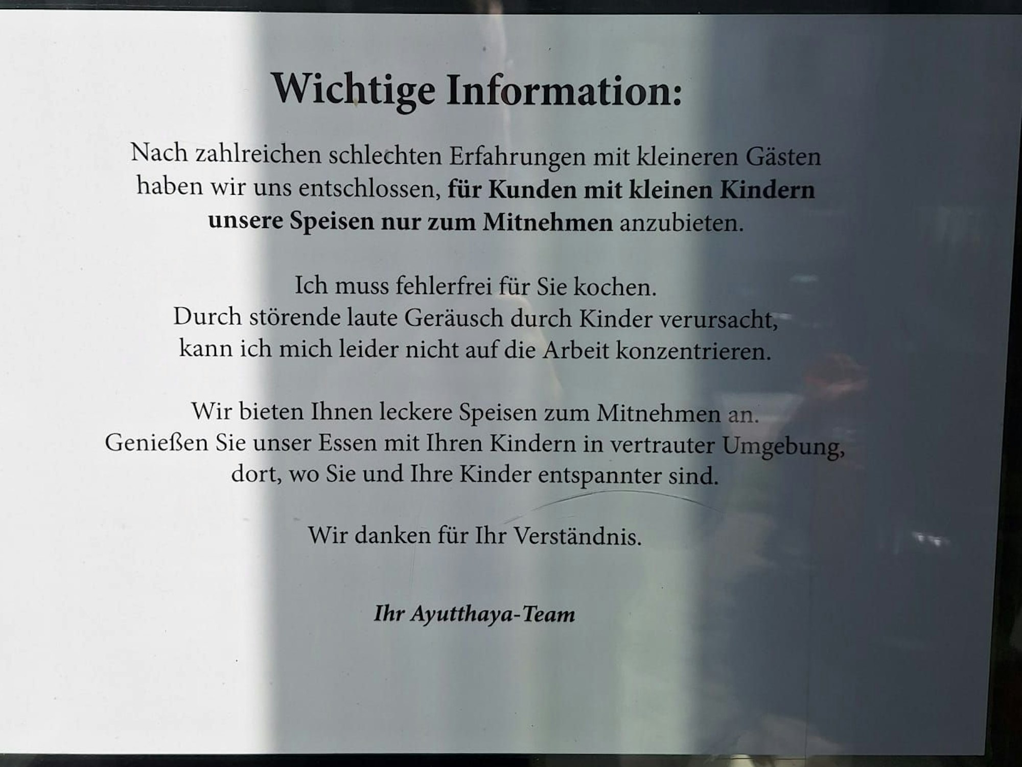 Ein Zettel hängt im Fenster.
