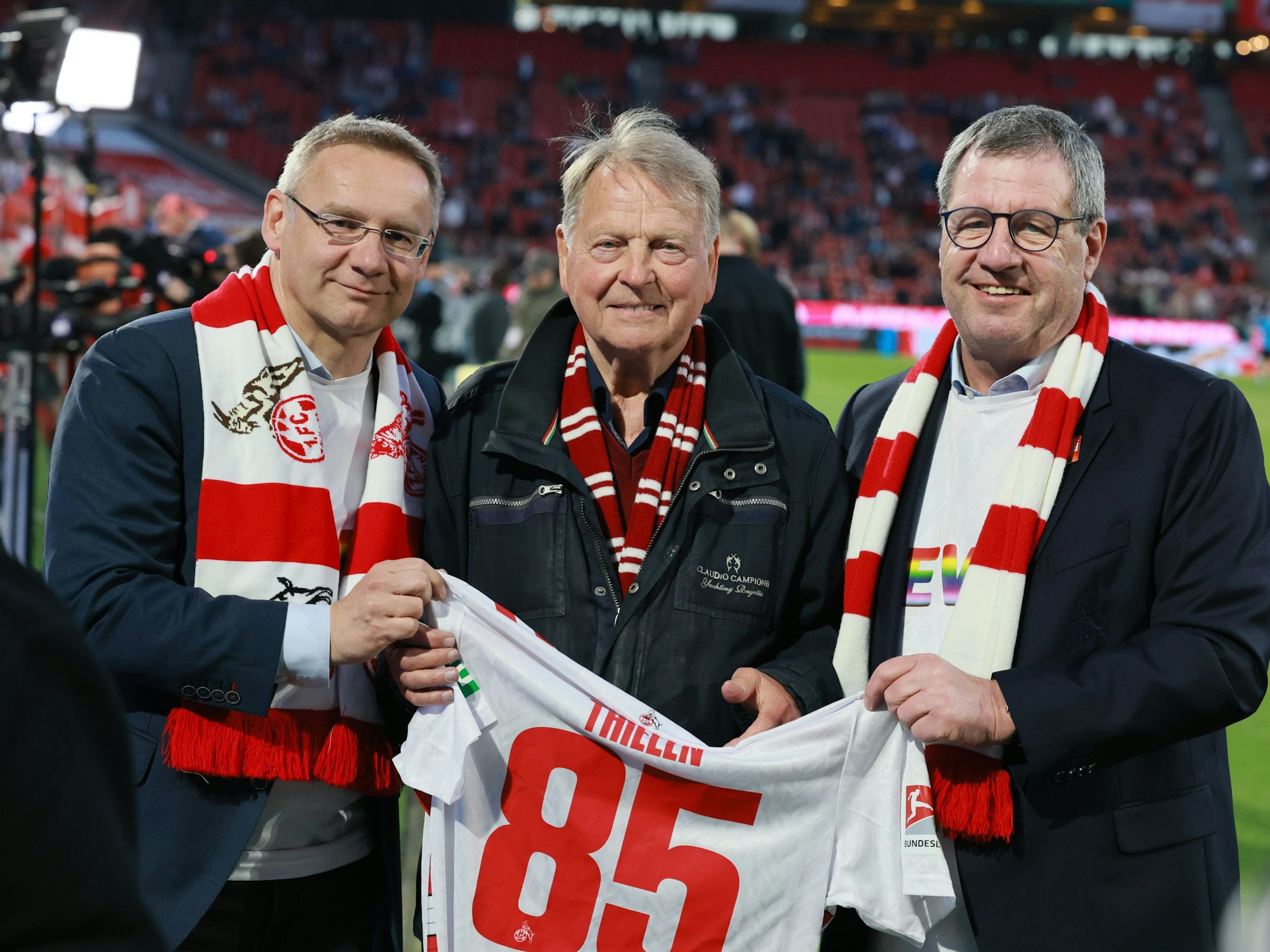Karl-Heinz Thielen bekommt ein Trikot zum 85. Geburtstag.
