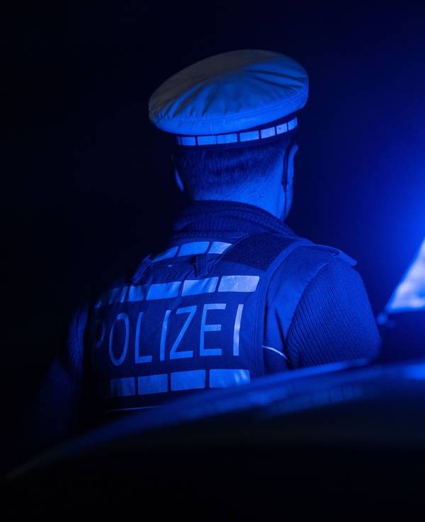 Ein Polizist bei einem Einsatz (Symbolfoto). In Düsseldorf gab es in der Nacht zu Samstag (5. April 2025) einen Raserunfall.
