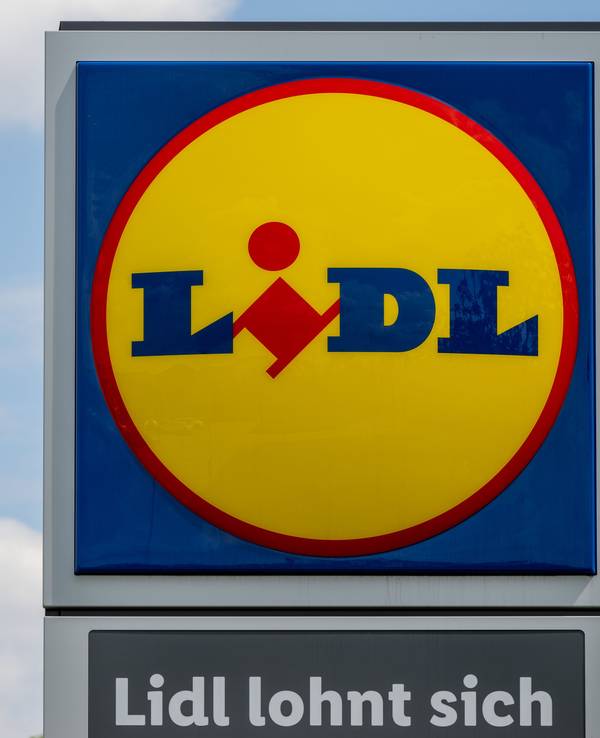 Das Lidl-Logo vor einer Filiale. Jetzt ändert der Discounter den Bargeldservice.