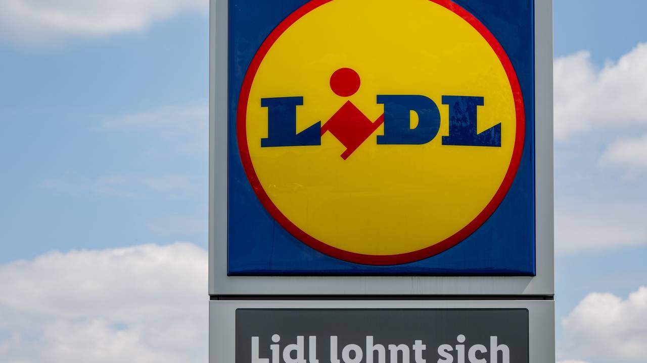 Das Lidl-Logo vor einer Filiale. Jetzt ändert der Discounter den Bargeldservice.
