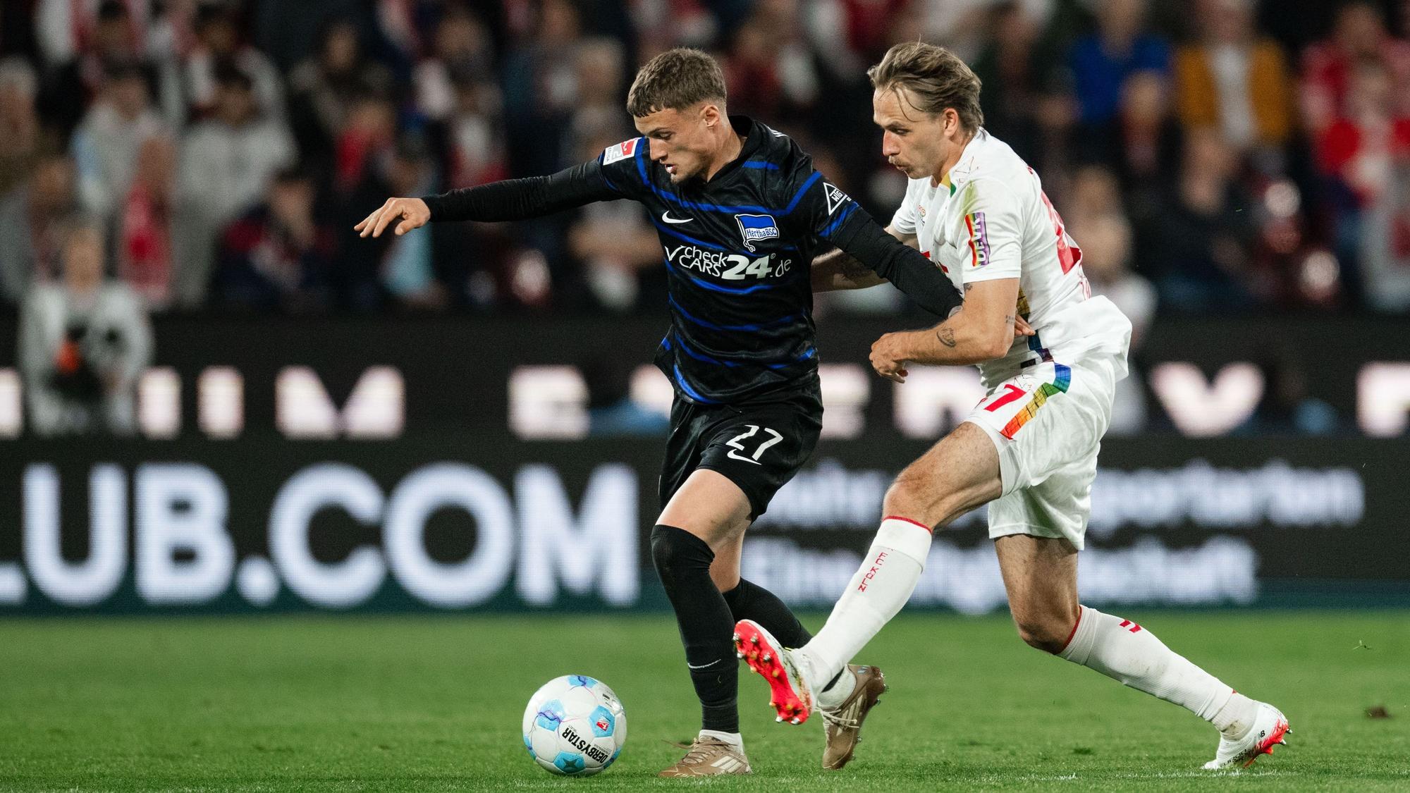 Michael Cuisance und Mathias Olesen (r.) im Zweikampf um den Ball.