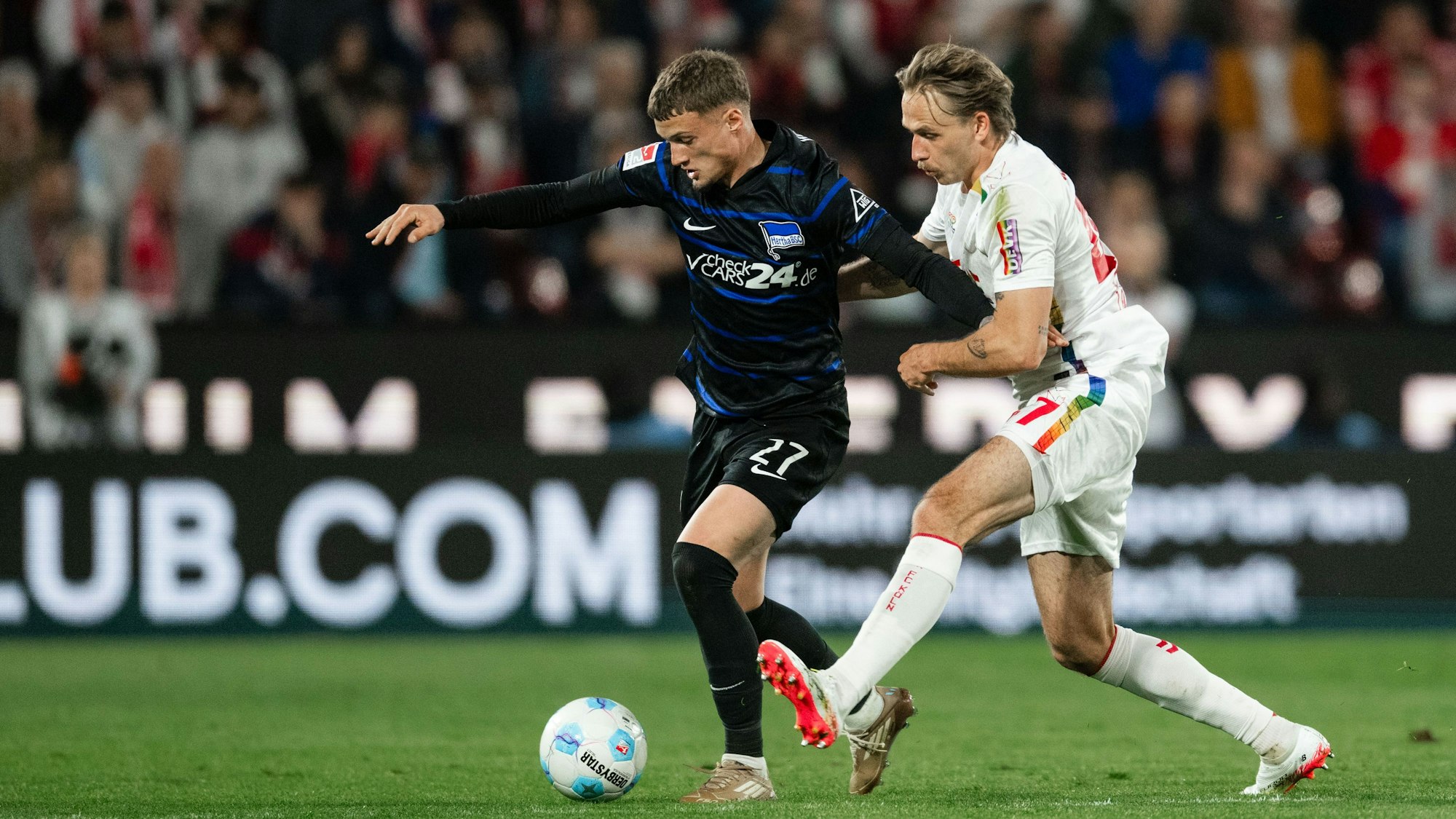 Michael Cuisance und Mathias Olesen (r.) im Zweikampf um den Ball.