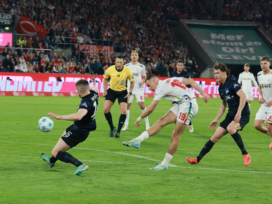 Tim Lemperle schießt gegen Hertha aufs Tor.