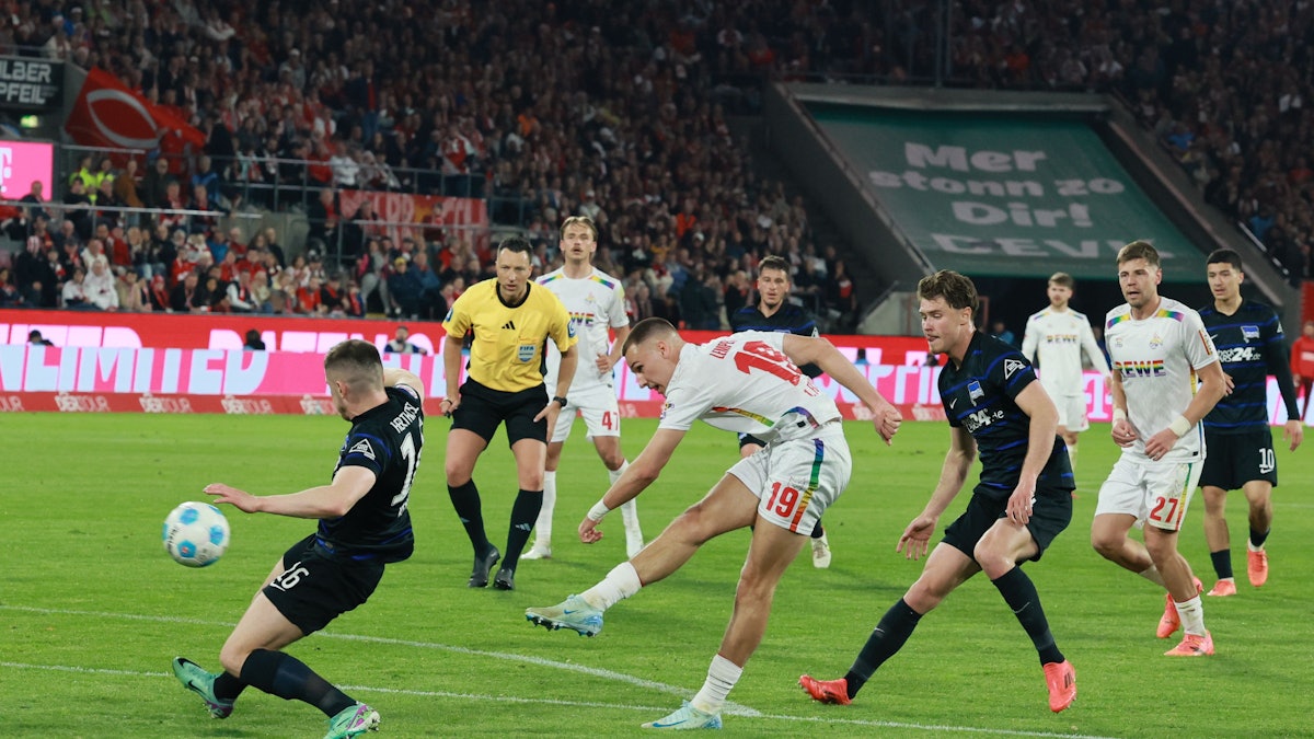 Tim Lemperle schießt gegen Hertha aufs Tor.