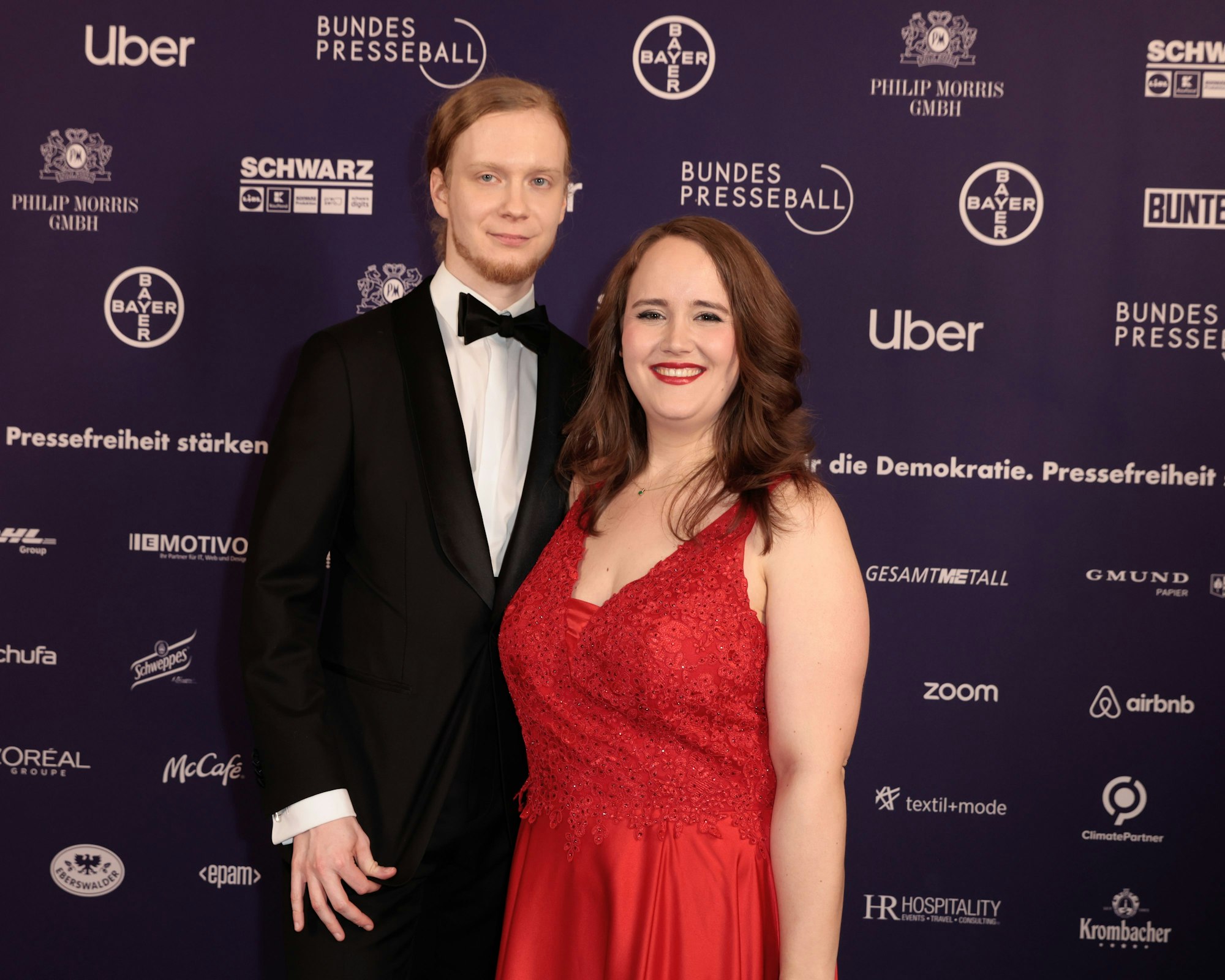Ricarda Lang, einstige Grünen-Chefin, zusammen mit ihrem Mann Florian Wilsc kommenbeim 72. Bundespresseball in Berlin.