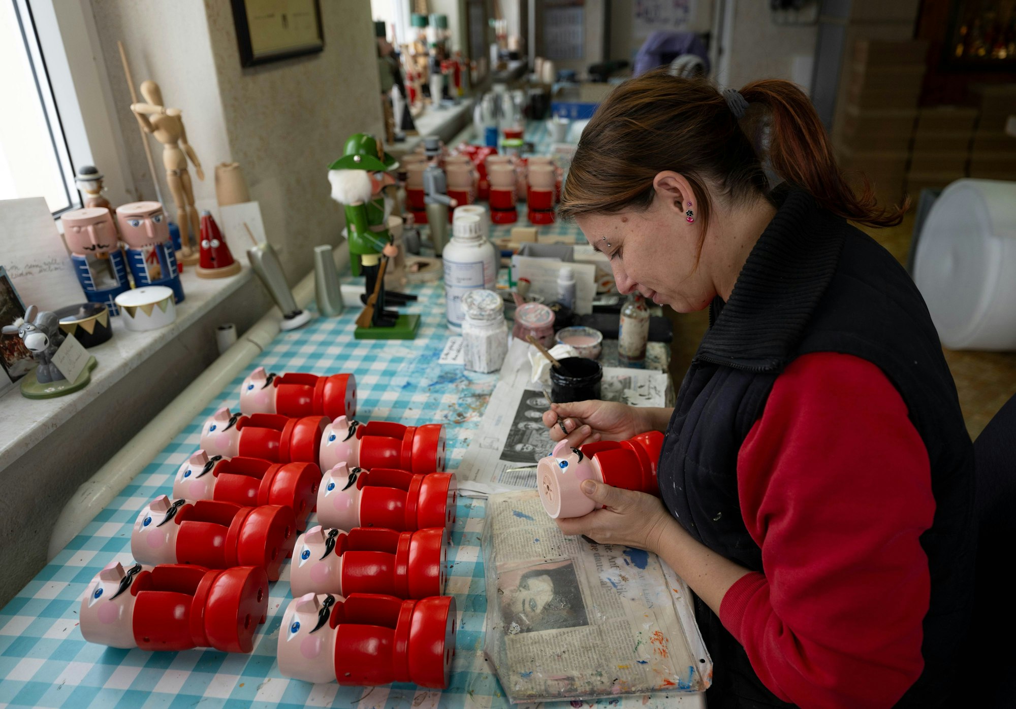 Blick in die Werkstatt eines Holzspielzeugmachers im sächsischen Seiffen: 1870 soll hier der erste Nussknacker angefertigt worden sein. Nun bedroht Trump die Tradition.