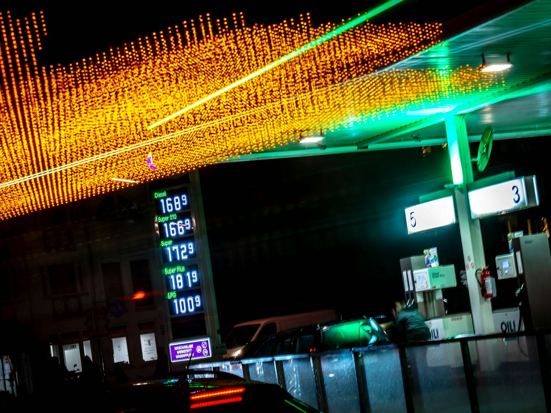Ein Unbekannter soll zwei Männer an einer Tankstelle in Köln mit einem Messer attackiert und schwer verletzt haben (Symbolbild).