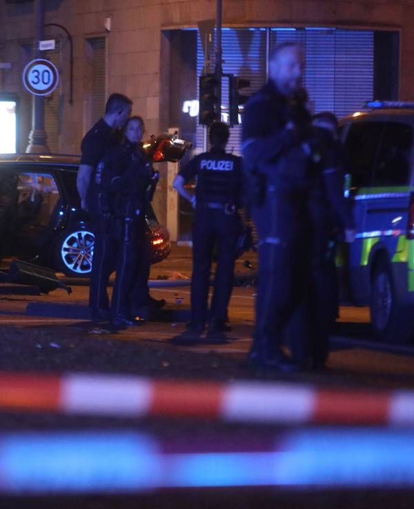 Die Polizei ist mit Kräften und Fahrzeugen auf einer Straße im Einsatz. Der Bereich ist mit Flatterband abgesperrt.