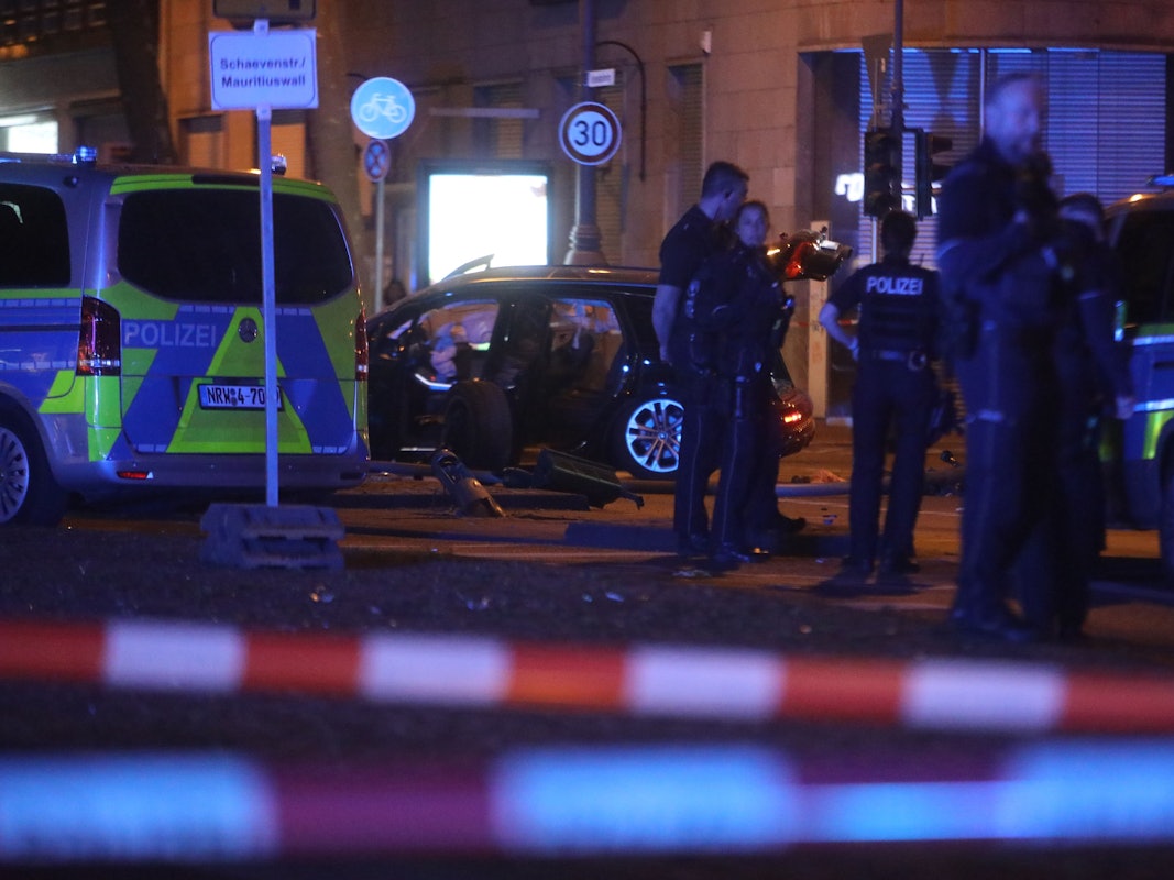 Die Polizei ist mit Kräften und Fahrzeugen auf einer Straße im Einsatz. Der Bereich ist mit Flatterband abgesperrt.