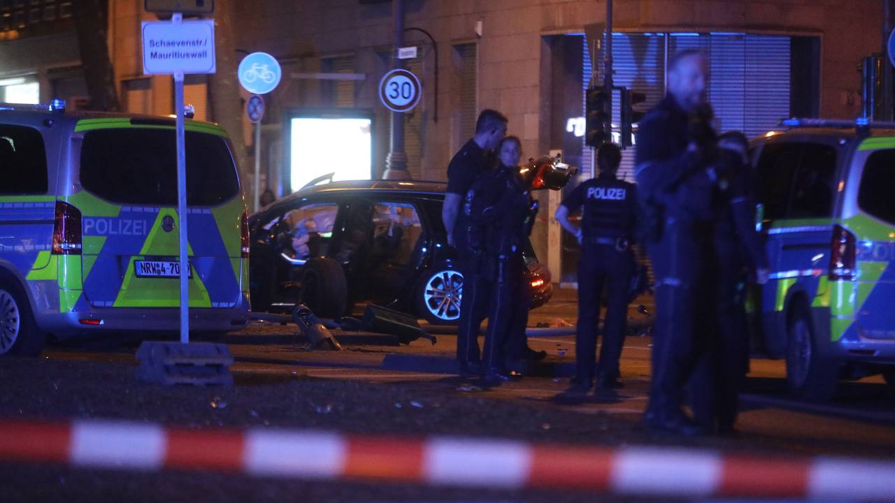 Die Polizei ist mit Kräften und Fahrzeugen auf einer Straße im Einsatz. Der Bereich ist mit Flatterband abgesperrt.