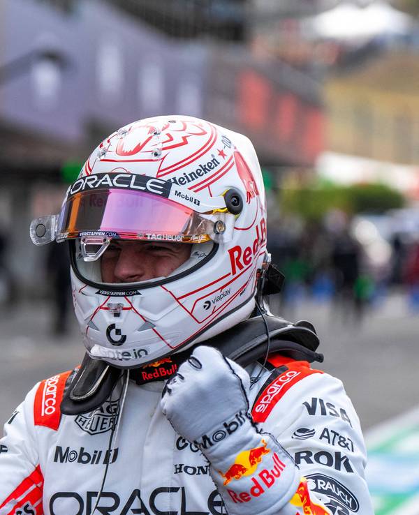 Max Verstappen jubelt in Suzuka.