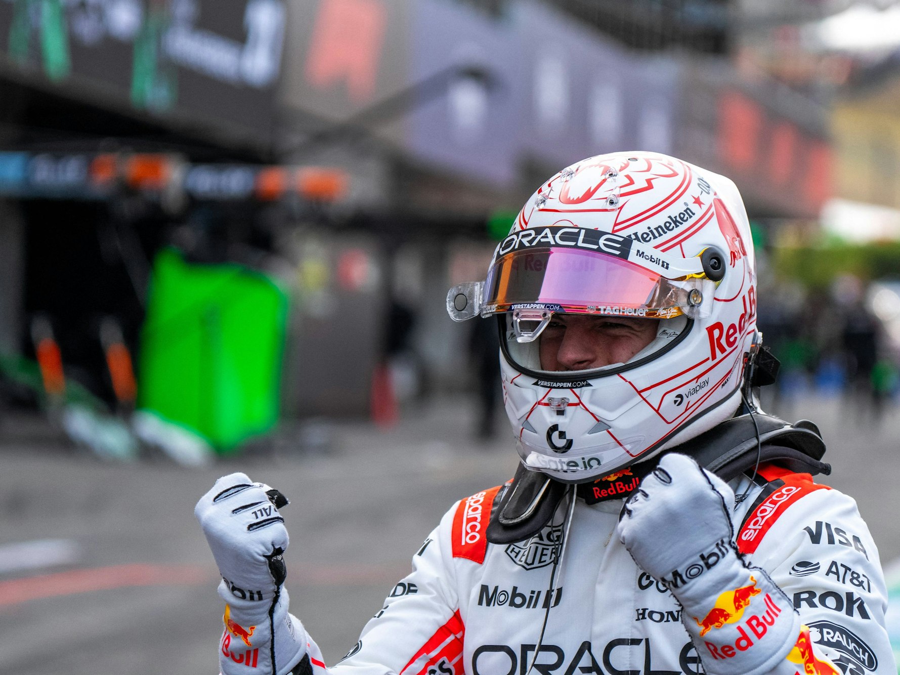 Max Verstappen jubelt in Suzuka.