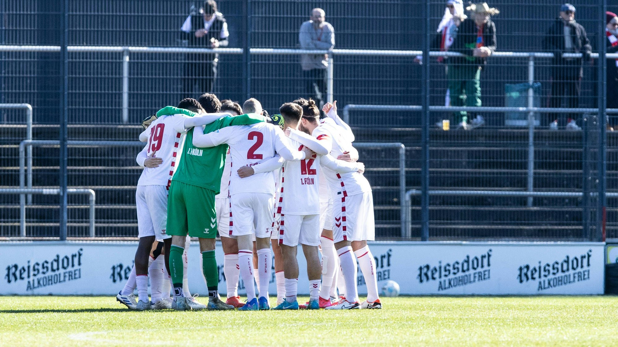 Die U21 des 1. FC Köln bildet einen Kreis.