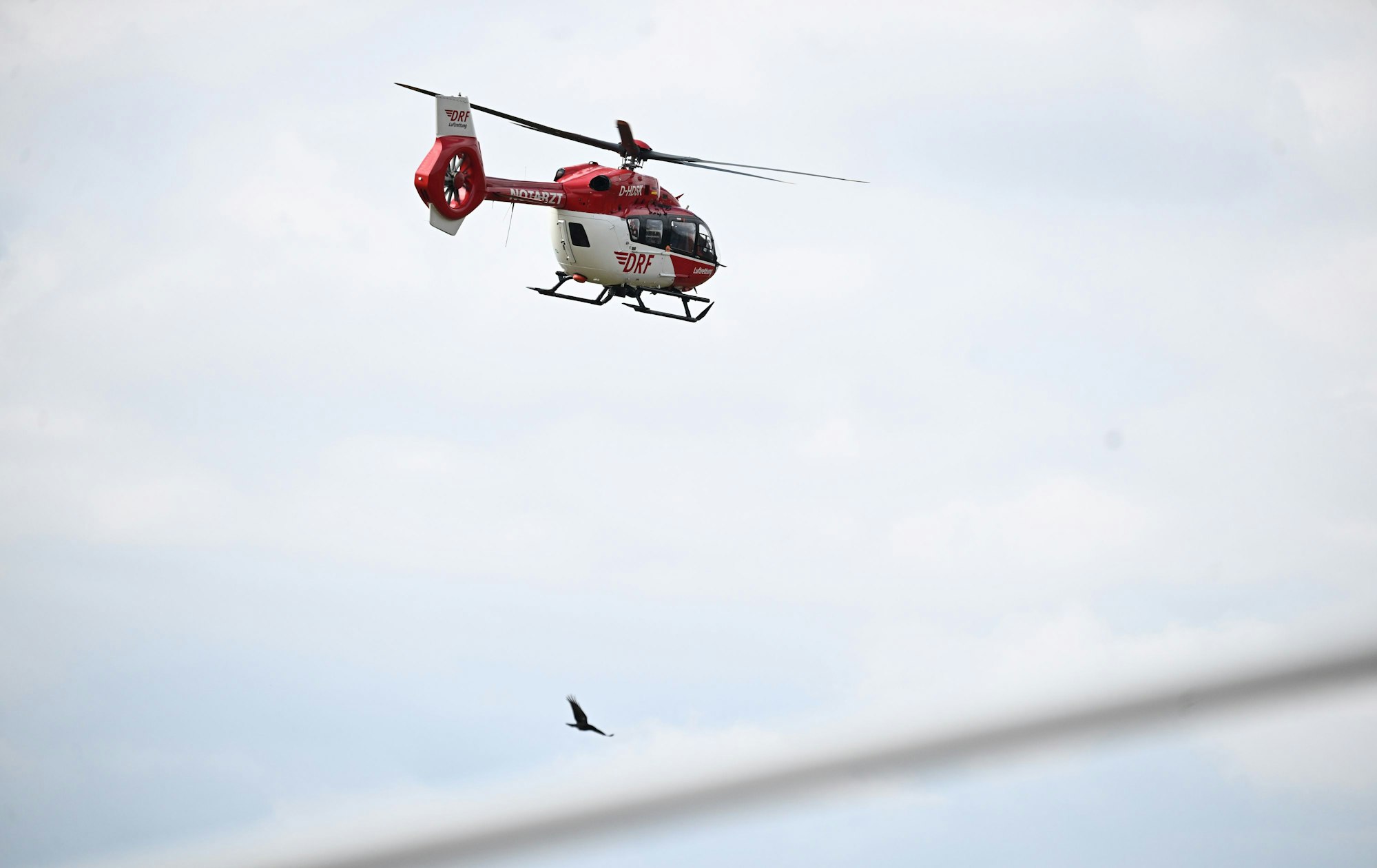 Durch eine Kollision auf der Autobahn 61 bei Köln sind zwei Autoinsassen schwer verletzt worden (Symbolbild).