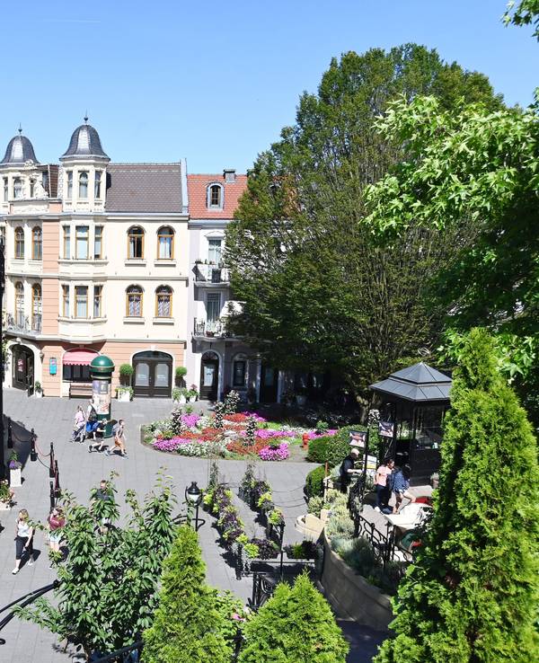 Blick auf das „Phantasialand“ in Brühl (Archivbild): Wie kaum ein anderer Freizeitpark der Freizeitpark mit Platzproblemen zu kämpfen.
