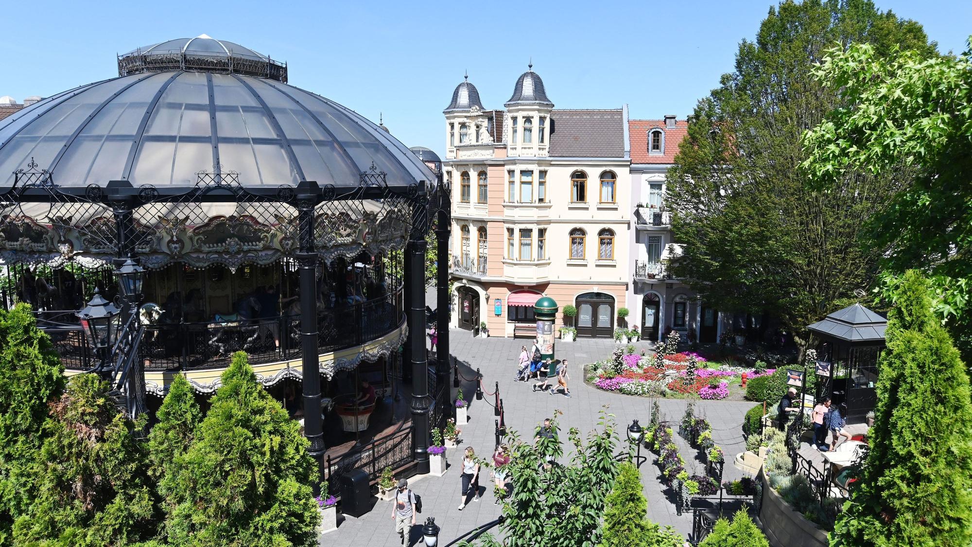 Blick auf das „Phantasialand“ in Brühl (Archivbild): Wie kaum ein anderer Freizeitpark der Freizeitpark mit Platzproblemen zu kämpfen.