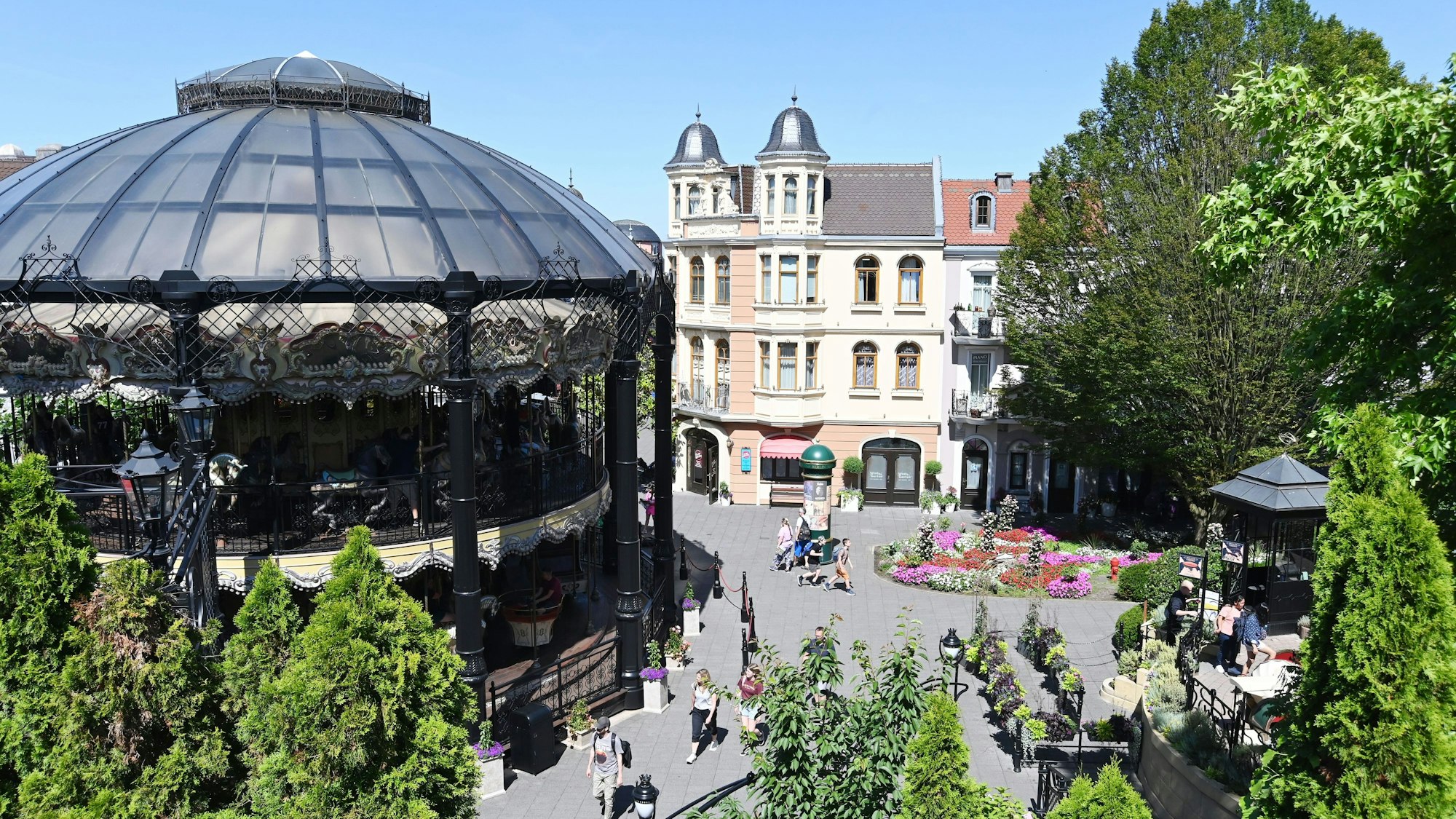 Blick auf das „Phantasialand“ in Brühl (Archivbild): Wie kaum ein anderer Freizeitpark der Freizeitpark mit Platzproblemen zu kämpfen.
