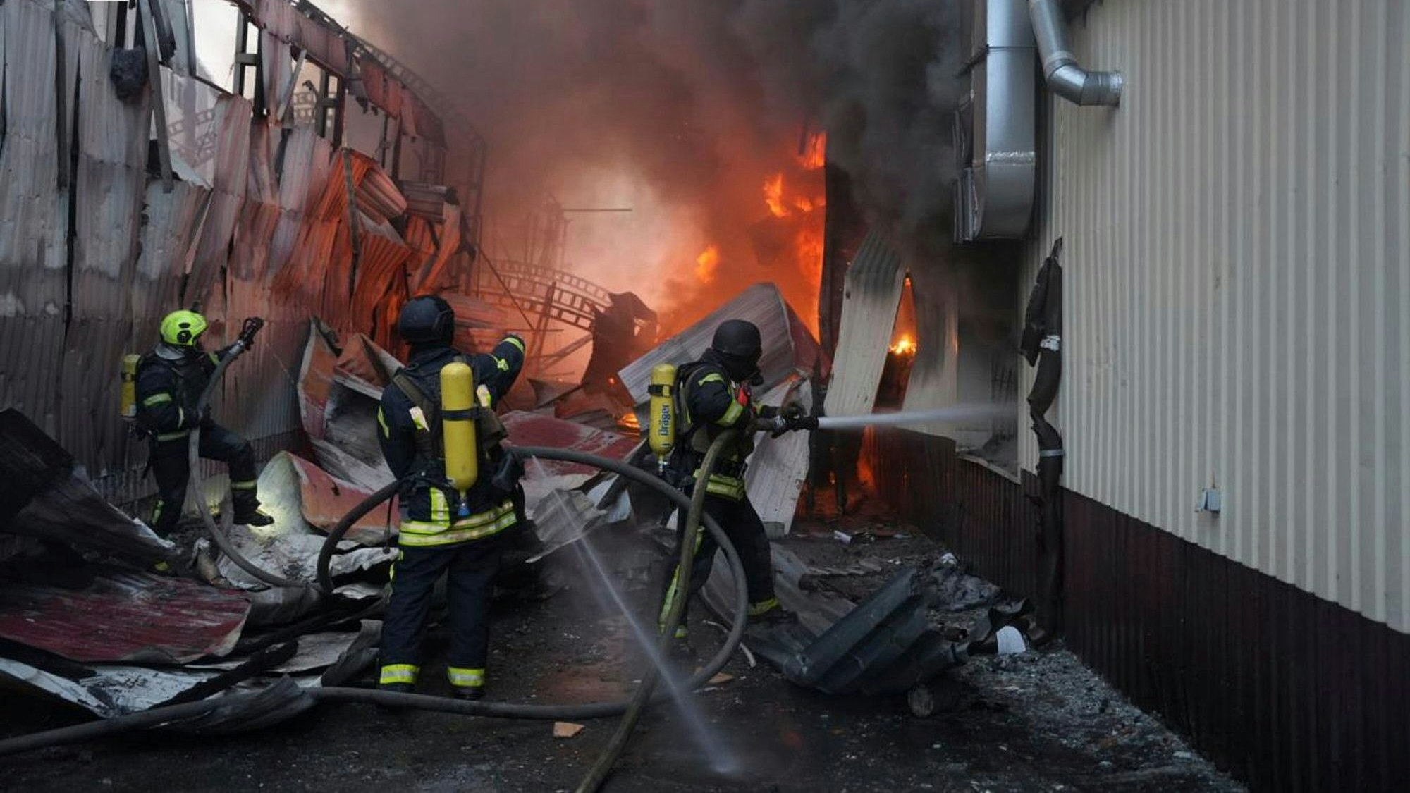 Auf diesem vom ukrainischen Katastrophenschutz zur Verfügung gestellten Foto arbeiten Rettungskräfte daran, einen Brand nach einem russischen Raketenangriff zu löschen.