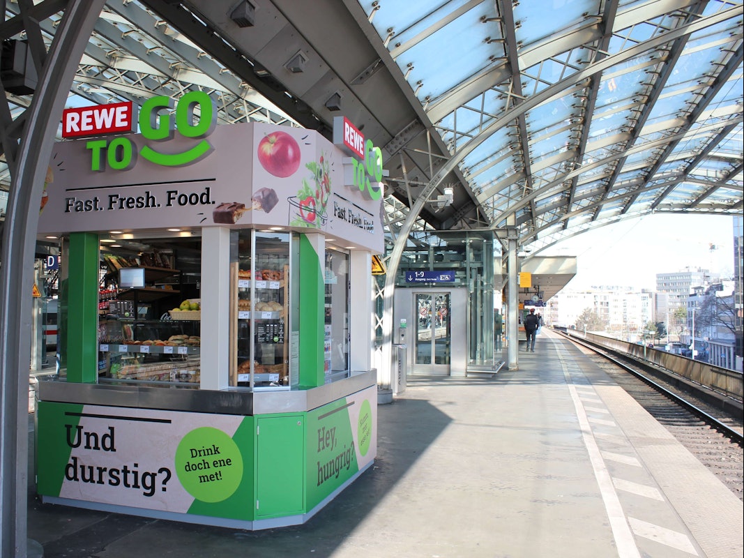 Rewe am Bahnsteig im Kölner Hauptbahnhof: So sieht das erste umgestaltete Büdchen am Bahnsteig 10/11 aus.