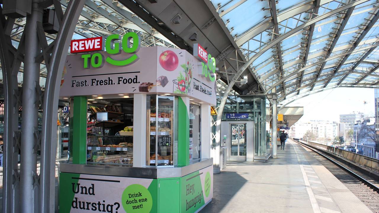 Rewe am Bahnsteig im Kölner Hauptbahnhof: So sieht das erste umgestaltete Büdchen am Bahnsteig 10/11 aus.
