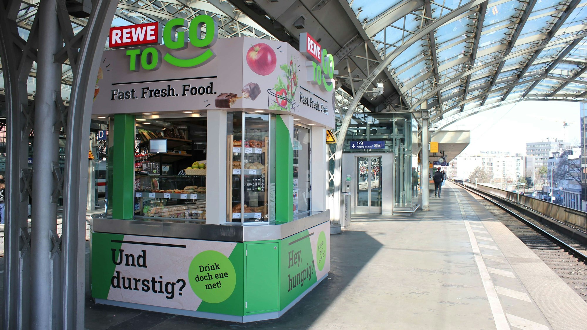 Rewe am Bahnsteig im Kölner Hauptbahnhof: So sieht das erste umgestaltete Büdchen am Bahnsteig 10/11 aus.